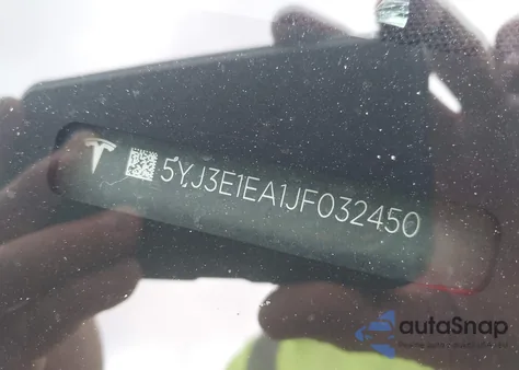 2018 Tesla Model 3 Long Range/Mid Range z USA, uszkodzony, nr VIN 5YJ3E1EA1JF032450